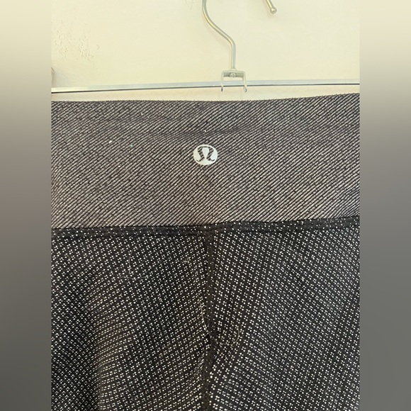 Lululemon Cropped Black Detailed Legging, Size 4 - Picture 3 of 6